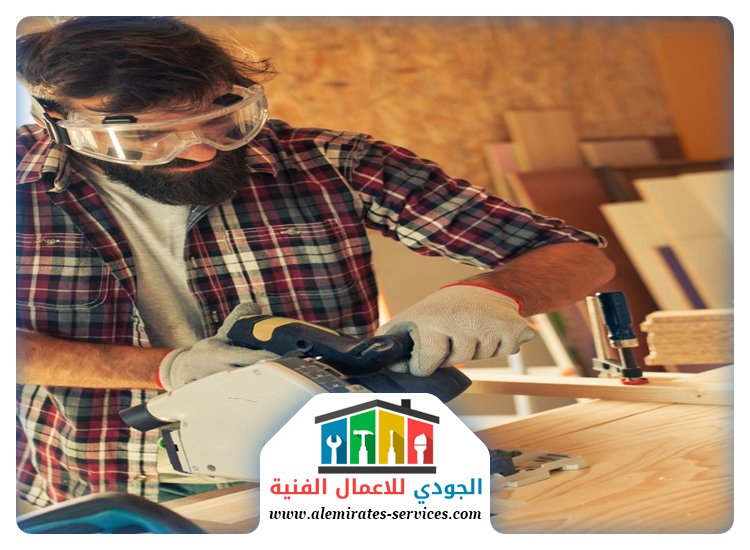 نجار في ام القيوين